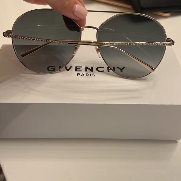 GIVENCHY Sunglasses - Picture 3 of 5